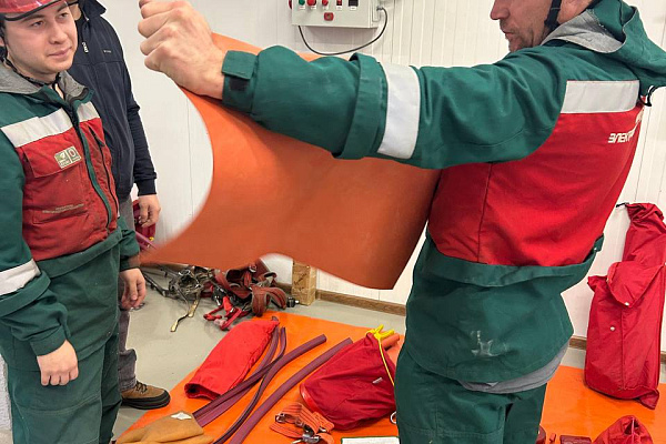 В АО Иркутская электросетевая компания пополнение в рядах специалистов освоивших технологии работ под напряжением до 1000 В