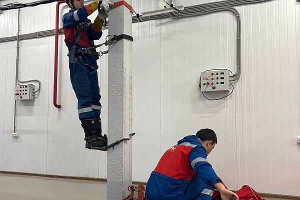 В АО Иркутская электросетевая компания пополнение в рядах специалистов освоивших технологии работ под напряжением до 1000 В