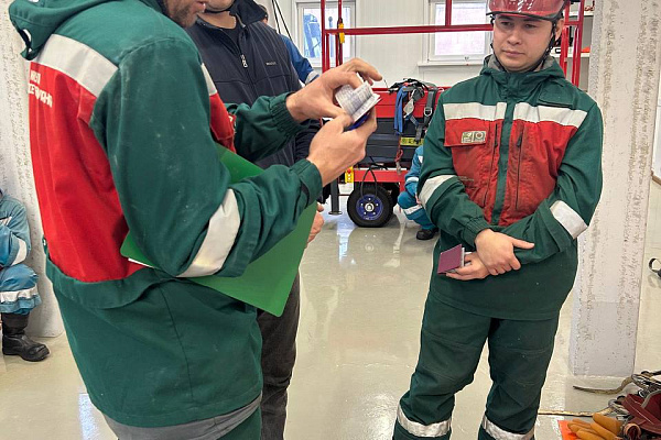 В АО Иркутская электросетевая компания пополнение в рядах специалистов освоивших технологии работ под напряжением до 1000 В