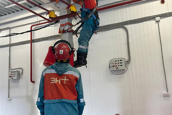 В АО Иркутская электросетевая компания пополнение в рядах специалистов освоивших технологии работ под напряжением до 1000 В